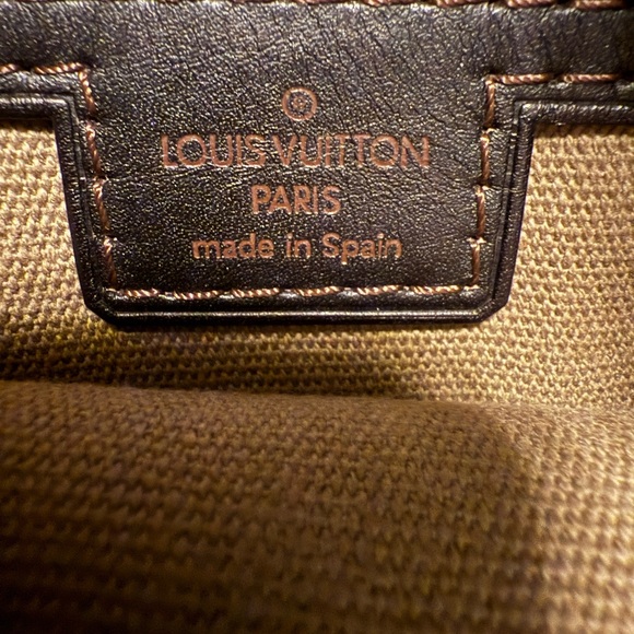 Gorgeous Louis Vuitton espresso colored Utah Leather Sac messenger bag🤎 - Picture 8 of 15